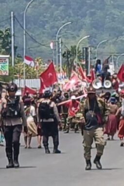 Kapolres Nabire Berjalan Bersama Kawal Long March KNPB Menuju DPR Papua Tengah